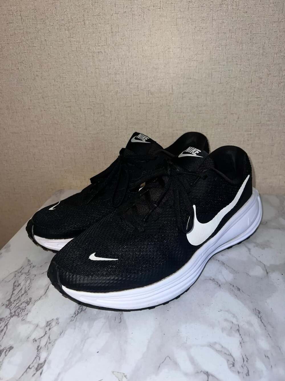 Nike Revolution 8 Size 9.5 Black White Running Shoes HJ9198-003